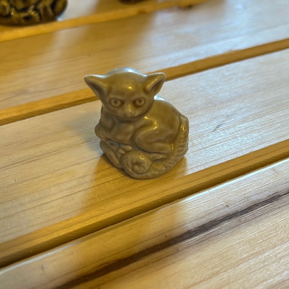 Vintage Wade England Whimsies Red Rose Tea Lemur Figurine